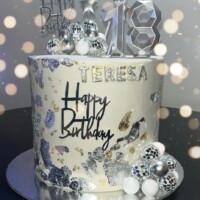 Jugando con el plateado en fondo blanco dando un resultado muy festivo. plateado-pastel