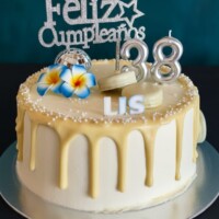 Decoración sutil encajada en las preferencias de la clienta, recordando los gustos de los primeros cumpleaños. cumple-pastel