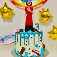 Sutil decoración culminada con un bonito payaso. Bizcocho super esponjoso con fina capa de relleno. payaso-pastel